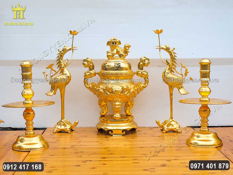 Vật phẩm thờ c&uacute;ng gi&uacute;p mang lại sự uy nghi&ecirc;m cho kh&ocirc;ng gian thờ tự